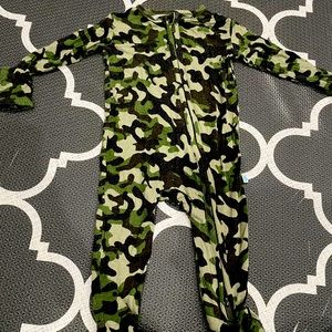 Posh peanut camouflage print zippered pajama size 0-3
